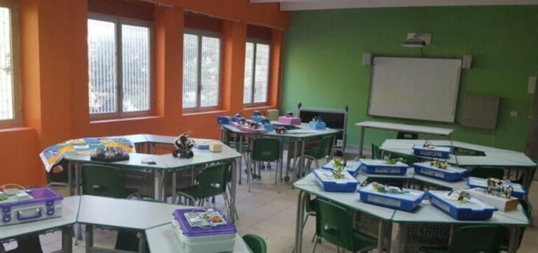 Un'aula dell'IC «Salvatore Quasimodo» di Gela (CL), con i banchi disposti a isole