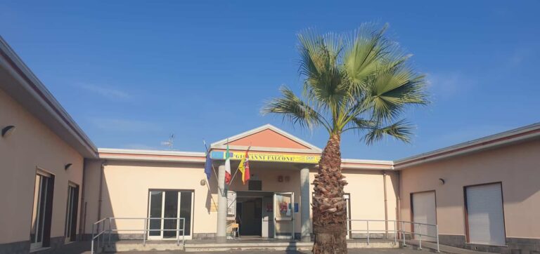 L'ingresso dell'IC «Giovanni Falcone» di San Giovanni La Punta (CT)
